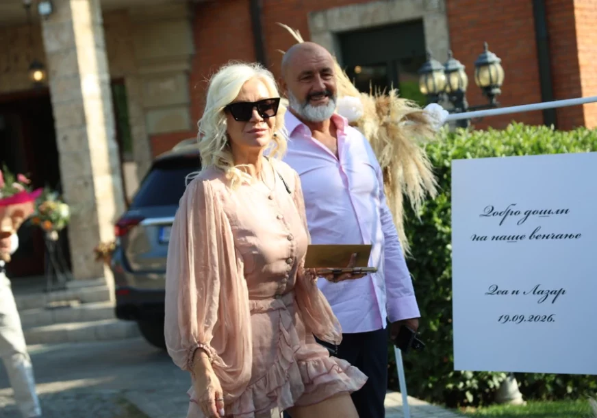 (VIDEO, FOTO) DRŽALI SE ZA RUKE I NISU SKIDALI OSMIJEH Tanja Rađenović i njen suprug oduševili na svadbi Dee Đurđević