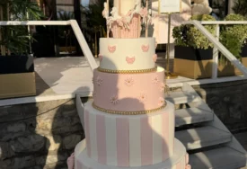 Torta kao iz bajke za malu Ariju: Aleksandra i Filip izabrali luksuznu tortu na pet spratova, a evo ko pjeva na slavlju