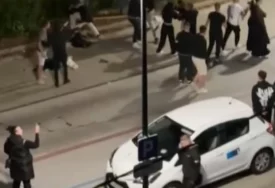 (VIDEO) Masovna tuča u Sloveniji: Više od 20 mladića i devojaka tuklo se nasred ulice