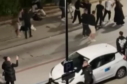 (VIDEO) Masovna tuča u Sloveniji: Više od 20 mladića i devojaka tuklo se nasred ulice