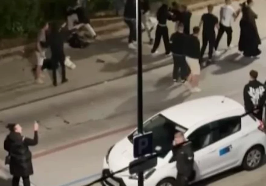 (VIDEO) Masovna tuča u Sloveniji: Više od 20 mladića i devojaka tuklo se nasred ulice