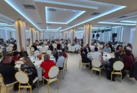 (FOTO) Najveća tribina Ujedinjene Srpske u Novoj Topoli: Sve generacije su uz nas, a POSEBNO PORODICE koje hrane državu i naciju