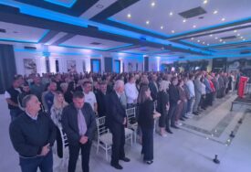 (FOTO) Ujedinjena Srpska održala NAJVEĆU TRIBINU u Bijeljini: Ako nećete lošu, krivu i nezdravu, izaberite ono što je DOBRO, pravo i zdravo