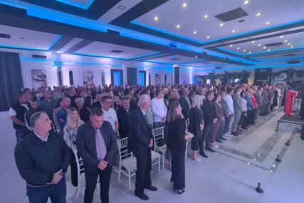 (FOTO) Ujedinjena Srpska održala NAJVEĆU TRIBINU u Bijeljini: Ako nećete lošu, krivu i nezdravu, izaberite ono što je DOBRO, pravo i zdravo
