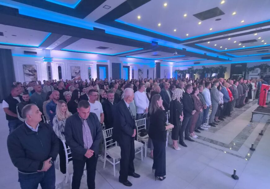 (FOTO) Ujedinjena Srpska održala NAJVEĆU TRIBINU u Bijeljini: Ako nećete lošu, krivu i nezdravu, izaberite ono što je DOBRO, pravo i zdravo