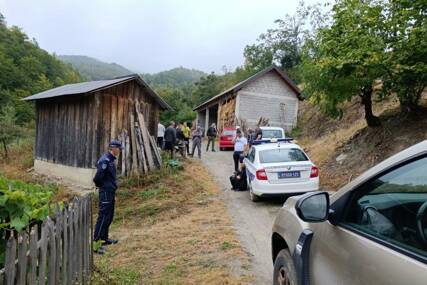 (VIDEO) Prvi snimci sa mjesta ubistva kod Ivanjice: Porodica, prijatelji i komšije ispred kuće u kojoj je nađeno tijelo
