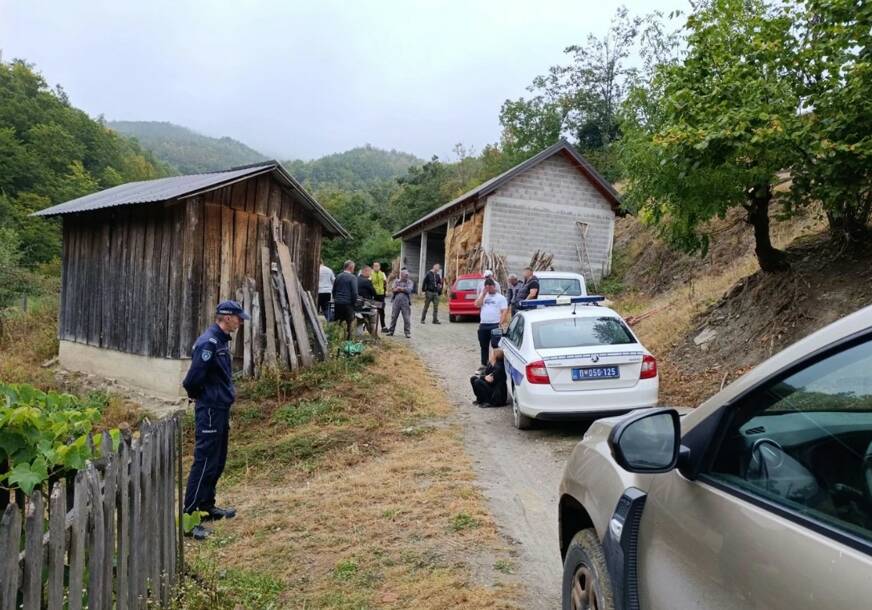 (VIDEO) Prvi snimci sa mjesta ubistva kod Ivanjice: Porodica, prijatelji i komšije ispred kuće u kojoj je nađeno tijelo
