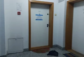 (FOTO, VIDEO) "IGRAO JE TE KRVAVE IGRICE, BIO JE NAMRŠTEN STALNO" Iza ovih vrata je sin ubio majku u Novom Sadu, komšije otkrile da se duže vrijeme žalila na njega