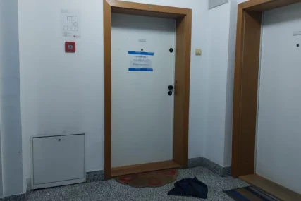 (FOTO, VIDEO) "IGRAO JE TE KRVAVE IGRICE, BIO JE NAMRŠTEN STALNO" Iza ovih vrata je sin ubio majku u Novom Sadu, komšije otkrile da se duže vrijeme žalila na njega