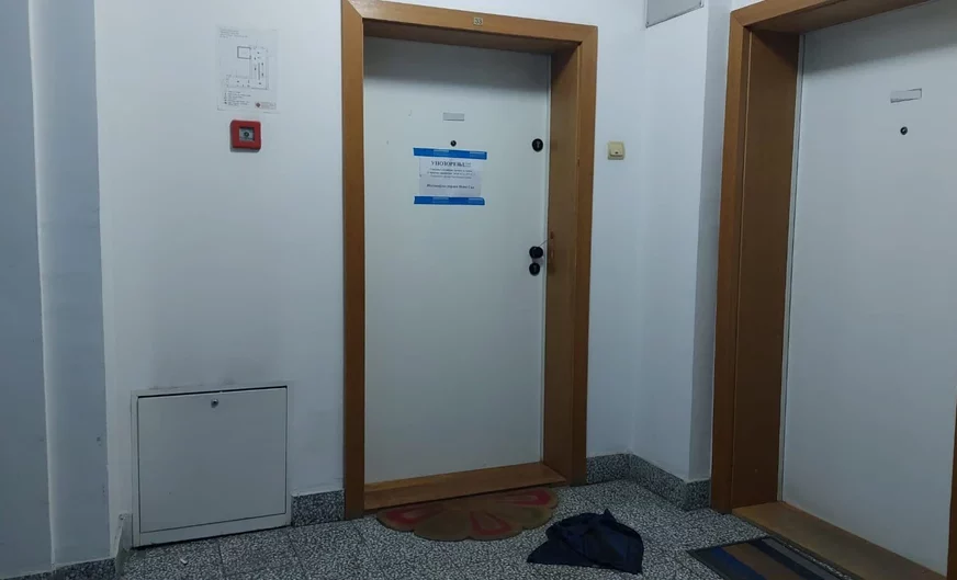 (FOTO, VIDEO) "IGRAO JE TE KRVAVE IGRICE, BIO JE NAMRŠTEN STALNO" Iza ovih vrata je sin ubio majku u Novom Sadu, komšije otkrile da se duže vrijeme žalila na njega