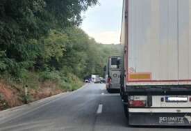 (FOTO) Auto završilo na krovu: Težak udes na putu Milići - Vlasenica, obustavljen saobraćaj