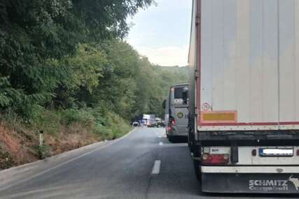 (FOTO) Auto završilo na krovu: Težak udes na putu Milići - Vlasenica, obustavljen saobraćaj