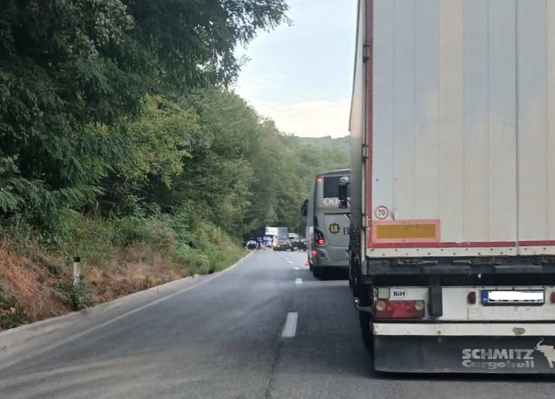 (FOTO) Auto završilo na krovu: Težak udes na putu Milići - Vlasenica, obustavljen saobraćaj