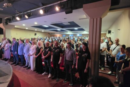 (FOTO) Predizborni skup u Istočnom Novom Sarajevu: I na ovoj tribini Ujedinjene Srpske građani ostali ispred, jer je sala bila prepuna