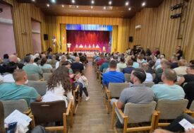 (FOTO) Nesvakidašnja tribina US u Bileći: Prepuna sala uživala uz guslara, Stevandić obećao ispraviti najveći grijeh Srpske prema Hercegovini