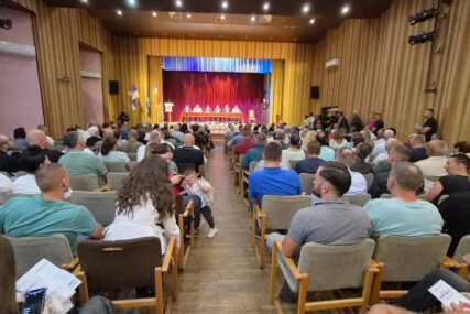 (FOTO) Nesvakidašnja tribina US u Bileći: Prepuna sala uživala uz guslara, Stevandić obećao ispraviti najveći grijeh Srpske prema Hercegovini