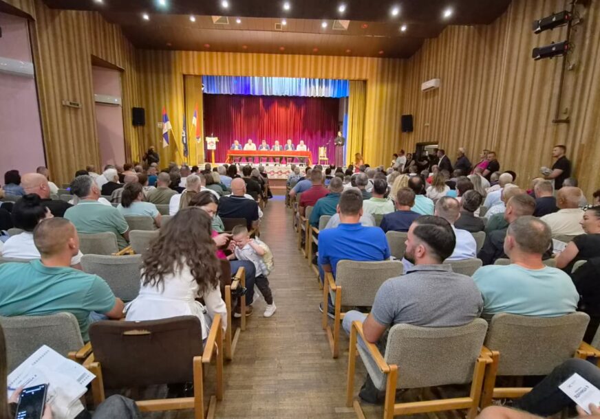(VIDEO,FOTO) Nesvakidašnja tribina US u Bileći: Prepuna sala uživala uz guslara, Stevandić obećao ispraviti najveći grijeh Srpske prema Hercegovini