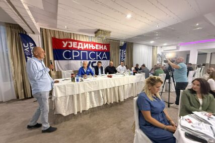 (FOTO) Najveća tribina Ujedinjene Srpske u Čelincu: Stevandić poručio da je stranka izašla iz okvira članstva