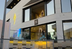 (VIDEO)PALATA OD STAKLA, A UNUTRA ZLATNI TRON Svi u čudu gledaju u detalj na kući kontroverzne porodice