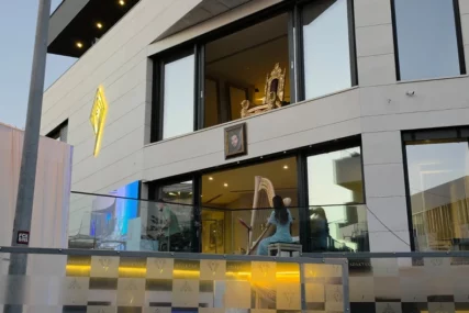 (VIDEO) PALATA OD STAKLA, A UNUTRA ZLATNI TRON Svi u čudu gledaju u detalj na kući kontroverzne porodice