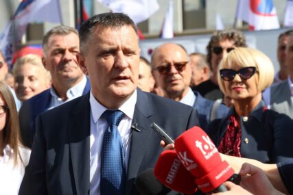(VIDEO) "Republika Srpska kao Švajcarska": Đajić obećao plate od 5.000 evra, besplatne vrtiće, jeftine stanove i svakom borcu po 10.000 KM
