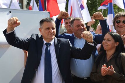 (FOTO) “NEMA IZDAJE” Đajić se nada povratku na čelo UKC RS, obećao plate od 2.000 do 5.000 evra, A BORCIMA PO 10.000 KM