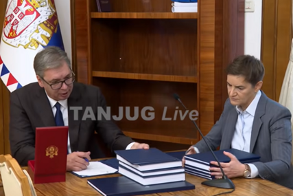 "Srećan ti rođendan i neka ti je srećno preuzimanje" Vučić PREDAO DUŽNOST Ani Brnabić