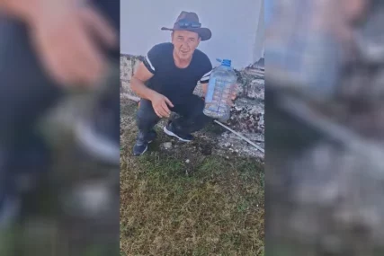 (VIDEO) POSKOK U DVORIŠTU ŠKOLE Milorad sklonio zmiju i odnio je u kanjon, hrabra akcija u Maloj Crnoj Gori