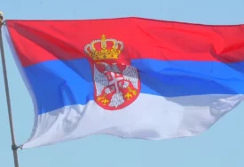 SIMBOL SRPSKOG JEDINSTVA NA DRINI Spojene zastave Srbije i Republike Srpske na mostu Bratoljub