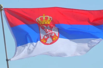 SIMBOL SRPSKOG JEDINSTVA NA DRINI Spojene zastave Srbije i Republike Srpske na mostu Bratoljub