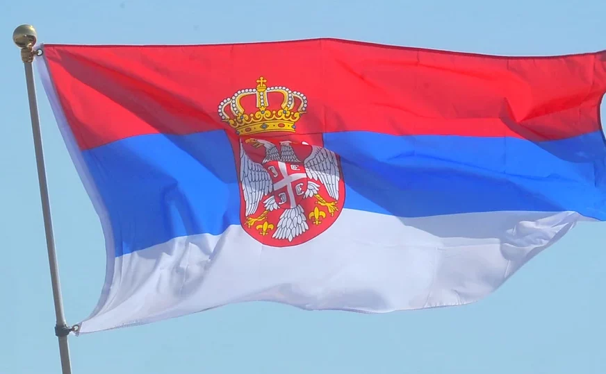 SIMBOL SRPSKOG JEDINSTVA NA DRINI Spojene zastave Srbije i Republike Srpske na mostu Bratoljub