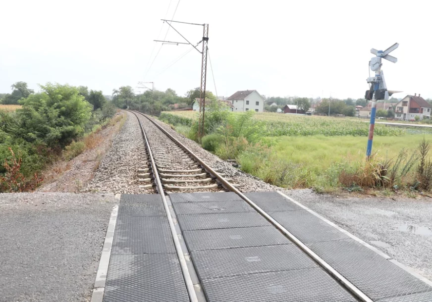 PTICA IZAZVALA HAOS NA ŽELJEZNIČKOJ STANICI Električni luk od 25.000 volti probušio krov lokomotive