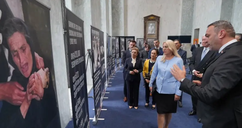(FOTO) "Gdje god su drugi sijali laži o srpskom narodu, mi ćemo nastaviti da sadimo istinu" Cvijanović o izložbi o srpskom stradanju u američkom Kongresu