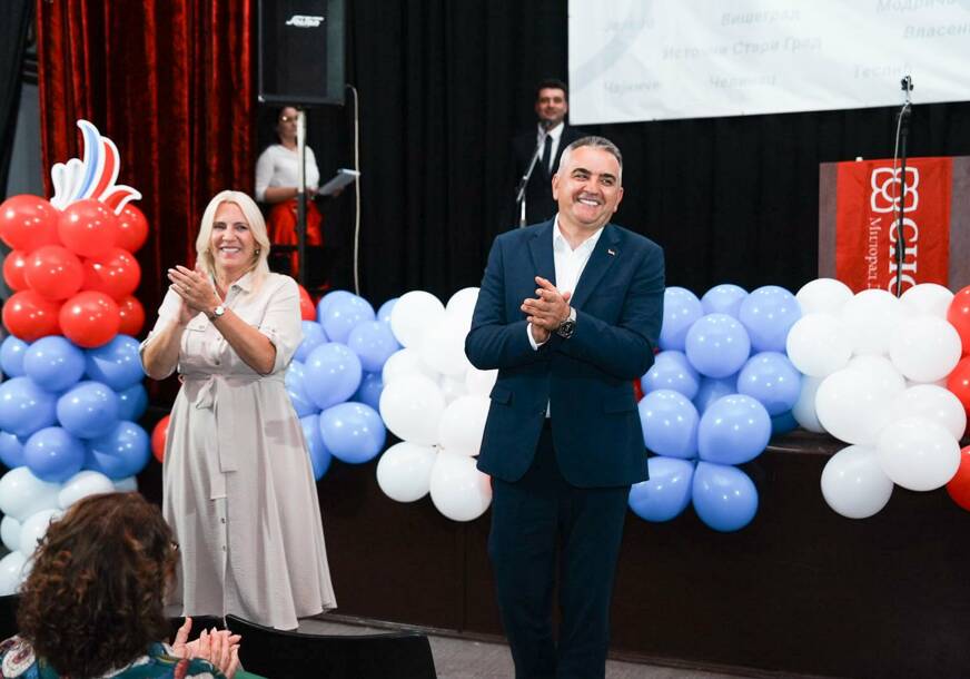 (FOTO) "Posvećenost Srpskoj mjeri se brigom o svakom čovjeku" Minić i Cvijanovićeva dobili SNAŽNU PODRŠKU u Kostajnici