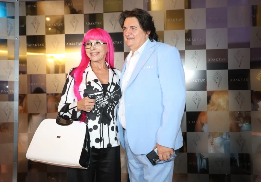 (VIDEO, FOTO) ESTRADA POHRLILA U ADAKTAROVU PALATU Majka Tee Tairović zasjenila sve izgledom, Kaja šokirala stajlingom, a Zorica i Kemiš nerazdvojni