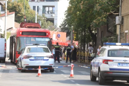 (VIDEO, FOTO) Stravična nesreća: Radnik poginuo nakon pada sa petog sprata, očevici tvrde da je trola povukla kanap