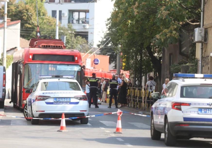 (VIDEO, FOTO) Stravična nesreća: Radnik poginuo nakon pada sa petog sprata, očevici tvrde da je trola povukla kanap