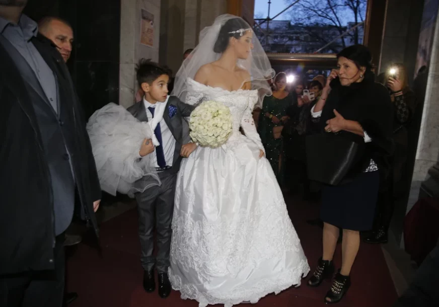 (FOTO) Nesvakidašnje pravilo za dame: Jedan DETALJ SA VJENČANJA Veljka Ražnatovića i Bogdane svima je promakao