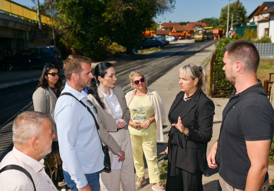 (FOTO) Modernizacija saobraćajne infrastrukture: U toku asfaltiranje ulice Vasilija Ostroškog u Lazarevu, na redu Gundulićeva