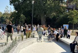 (FOTO) BANJALUČANI UŽIVAJU NA NOVOJ RIVI Sunčana nedjelja izmamila stotine građana uz Vrbas