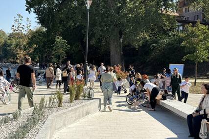 (FOTO) BANJALUČANI UŽIVAJU NA NOVOJ RIVI Sunčana nedjelja izmamila stotine građana uz Vrbas
