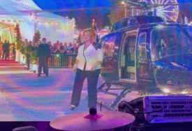 (VIDEO) "Ovako nešto niko nije očekivao" Pjevačica Ćana "SLETJELA" HELIKOPTEROM na Šabački vašar, pa napravila haos među publikom