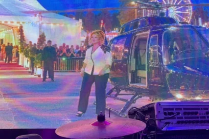 (VIDEO) "Ovako nešto niko nije očekivao" Pjevačica Ćana "SLETJELA" HELIKOPTEROM na Šabački vašar, pa napravila haos među publikom