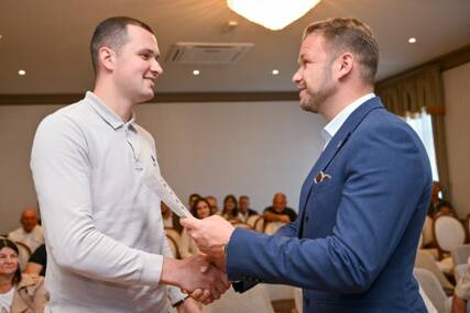 (FOTO) Podrška za 40 mladih porodica: Stanivuković uručio besplatne građevinske dozvole, dar grada Banjaluka