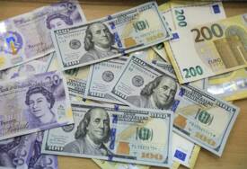 DOLAR SVE JAČI, EVRO PADA Geopolitičke tenzije potresaju berze, investitori bježe u sigurnije vode