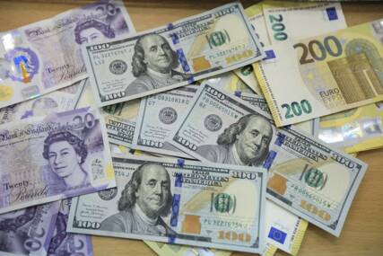 DOLAR SVE JAČI, EVRO PADA Geopolitičke tenzije potresaju berze, investitori bježe u sigurnije vode