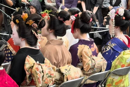 (VIDEO) NESVAKIDAŠNJI OBIČAJ U JAPANU U Kjotu održan festival posvećen češljevima i ukrasima za kosu