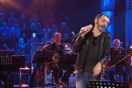 PREKINUT KONCERT NAKON NEKOLIKO MINUTA Goran Bare se jedva kretao, obezbjeđenje ga odvelo sa scene