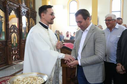 (FOTO) „Okupljeni u hramu, molitvi i razgovoru“ Selak na Krstovdan prisustvovao liturgiji u Šargovcu