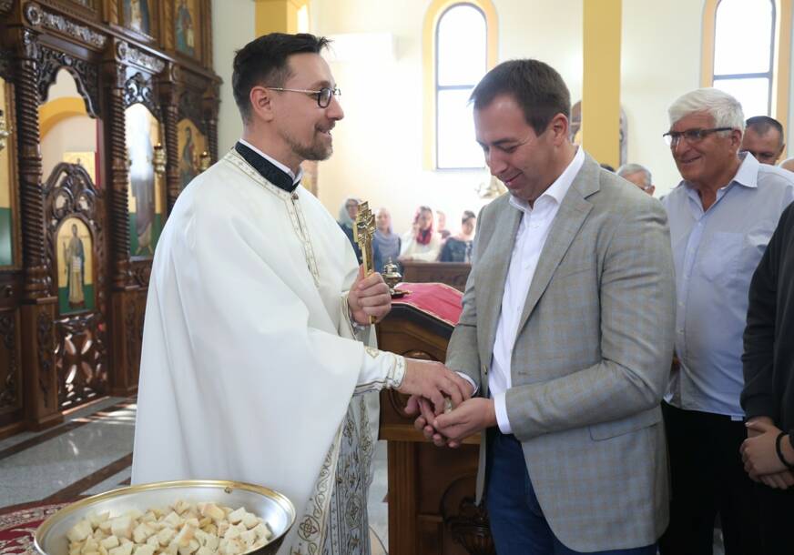 (FOTO) „Okupljeni u hramu, molitvi i razgovoru“ Selak na Krstovdan prisustvovao liturgiji u Šargovcu